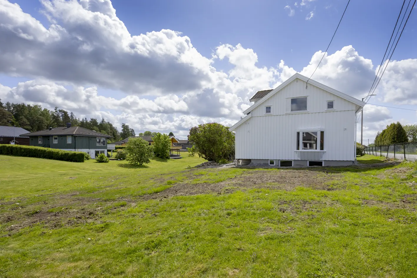 Stor enebolig over tre plan. Hybel i underetasje (godkjent). Flat, solrik tomt. Barnevennlig område! photo 5