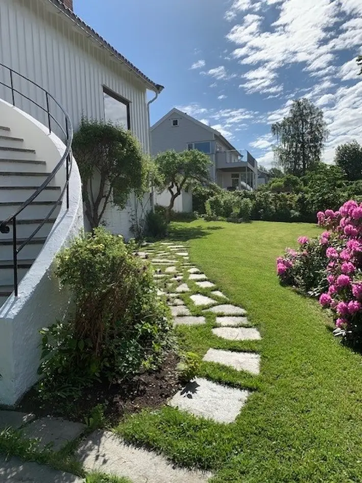 Enebolig i stille sidevei m/3 sep. innganger - 2 kjøkken - Peis - Flott solrik hjørnetomt ca 1 mål mot parkbelte-Garasje photo 3