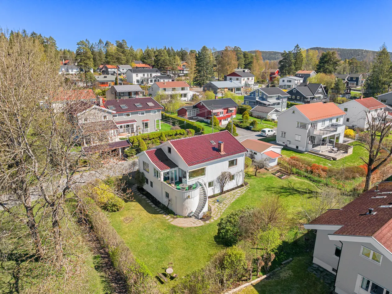 Enebolig i stille sidevei m/3 sep. innganger - 2 kjøkken - Peis - Flott solrik hjørnetomt ca 1 mål mot parkbelte-Garasje