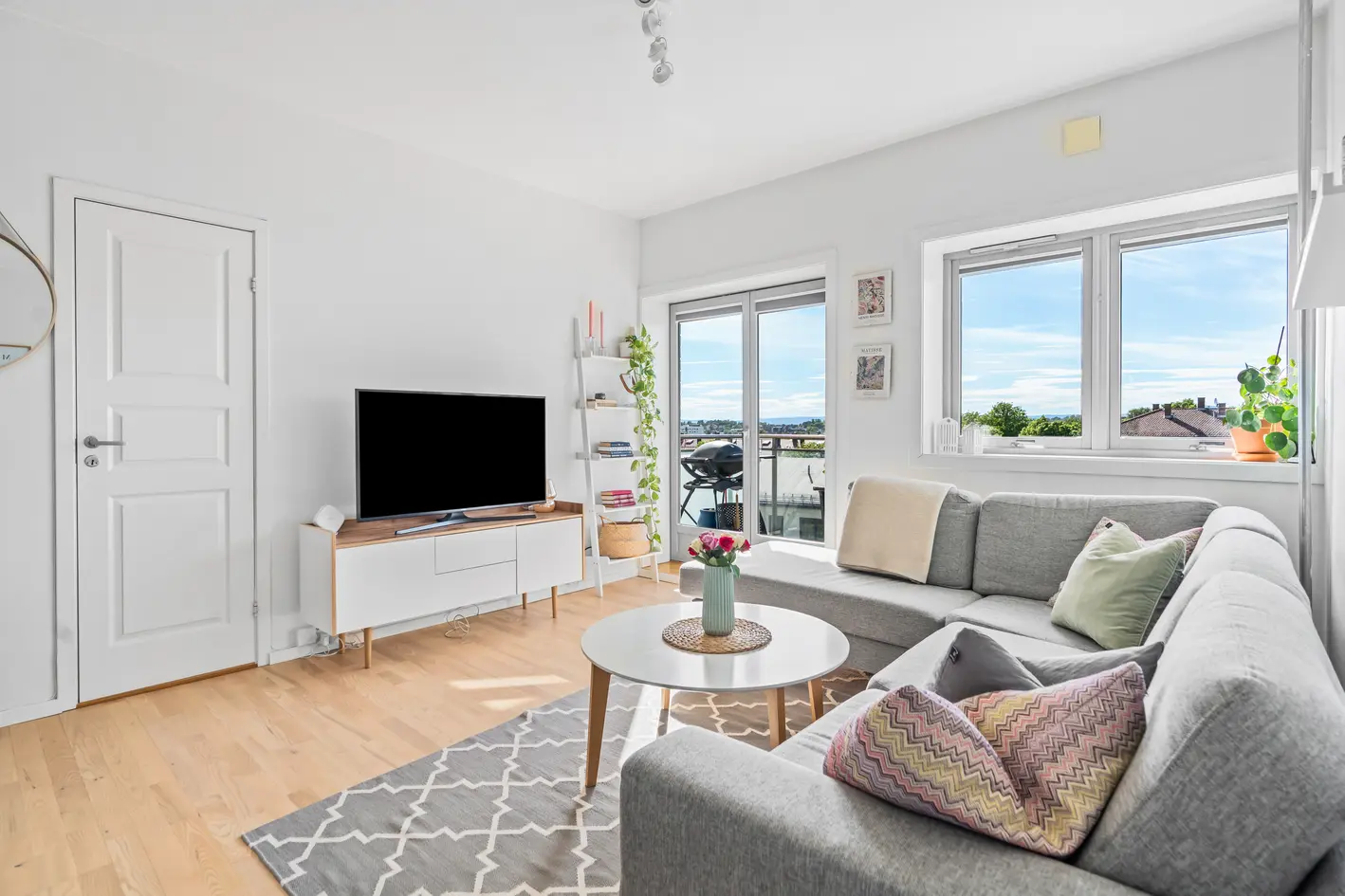Lys & herlig 2R utsiktsleilighet | Vestvendt, solrik balkong på 4m² | God takhøyde | Vv & oppvarming ink.|Høyt og fritt! photo 5