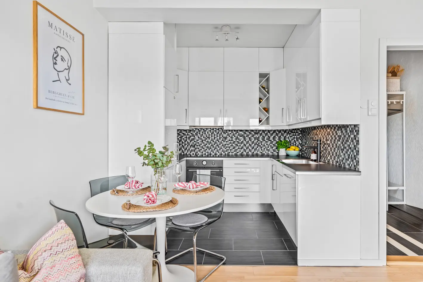 Lys & herlig 2R utsiktsleilighet | Vestvendt, solrik balkong på 4m² | God takhøyde | Vv & oppvarming ink.|Høyt og fritt! photo 3