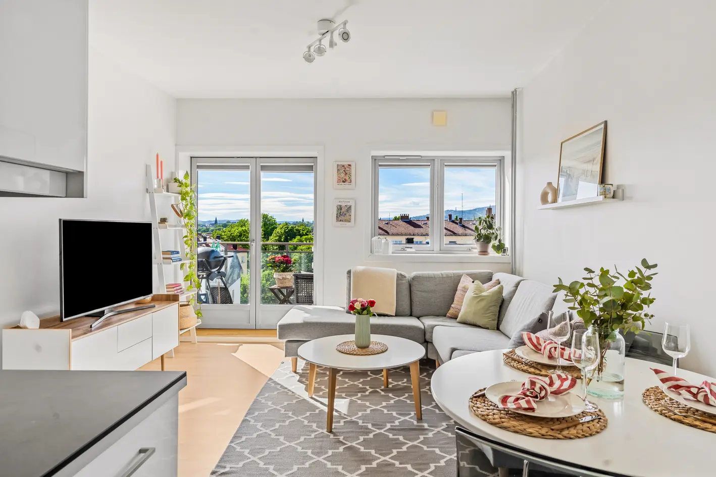 Lys & herlig 2R utsiktsleilighet | Vestvendt, solrik balkong på 4m² | God takhøyde | Vv & oppvarming ink.|Høyt og fritt!