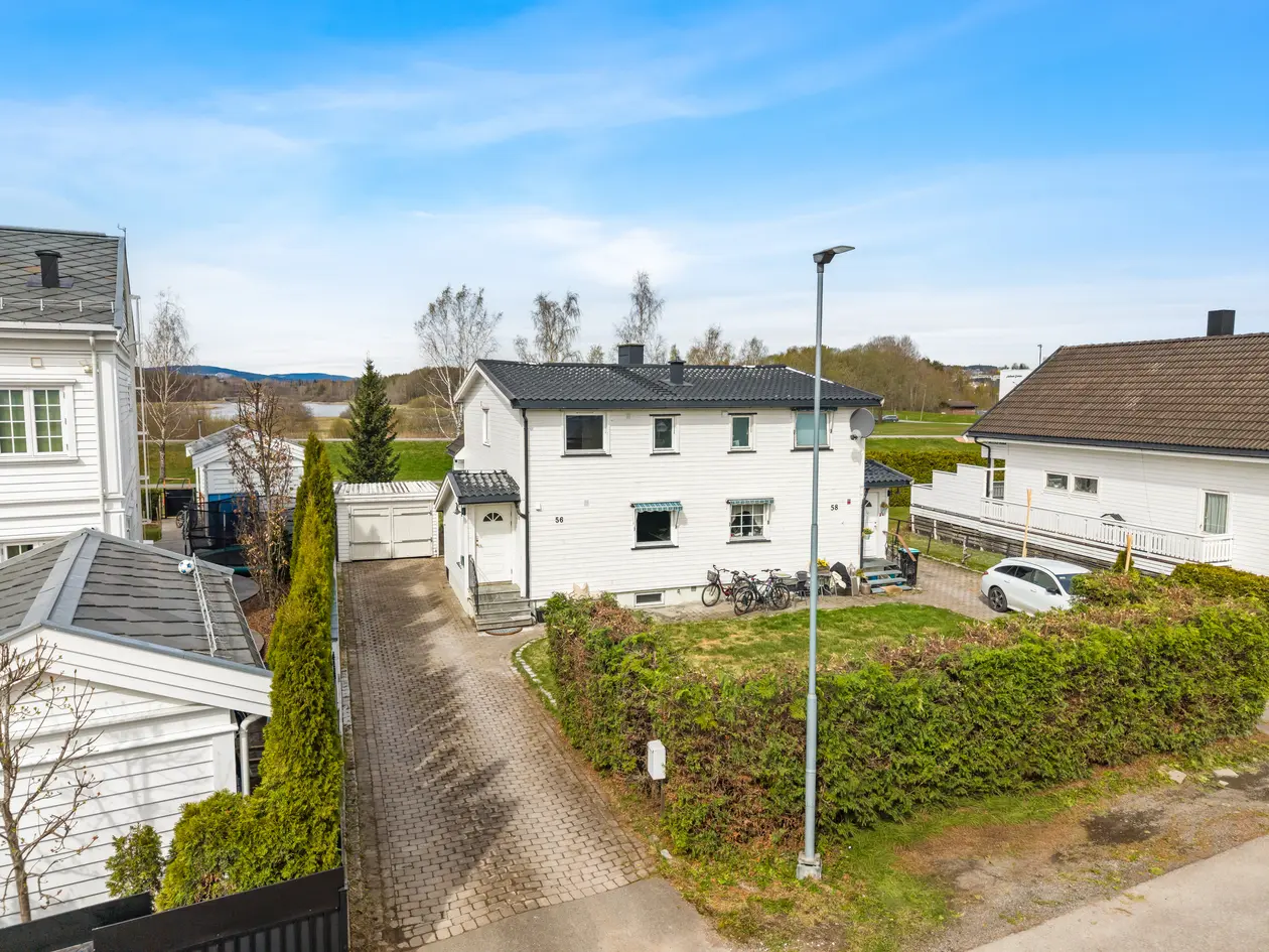 Innbydende halvpart av tomannsbolig over tre plan| Garasje og ladeboks| Unik beliggenhet på beste Volla! photo 3