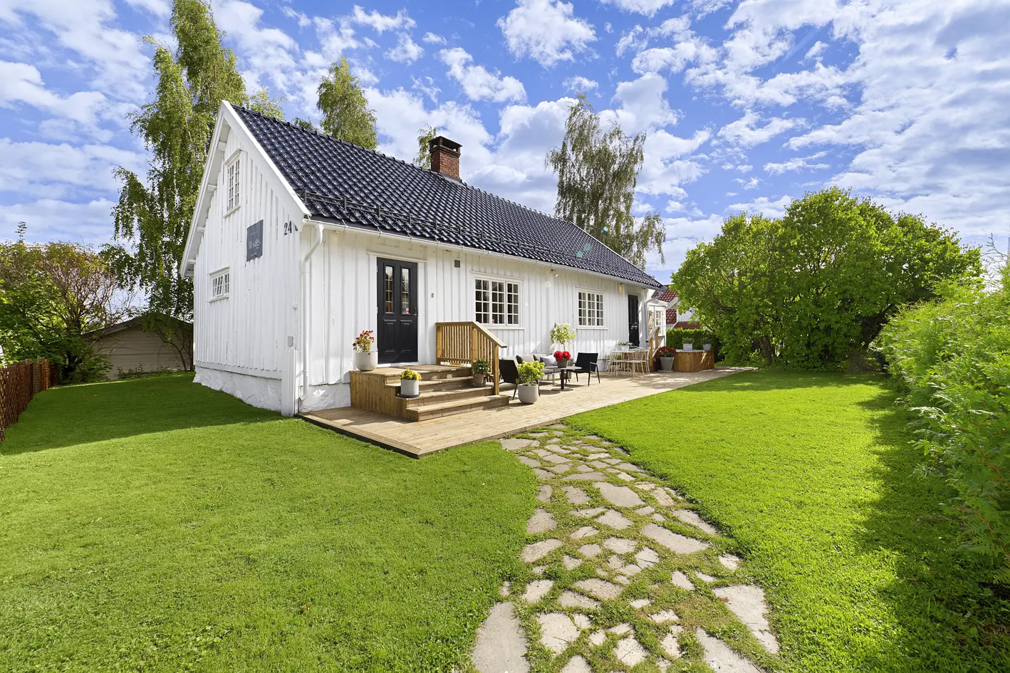 Velkommen til historiske Foss gård –Enebolig med stor terrasse, 3 soverom, 2 bad og 2 stuer.  Svært sentralt, må ses!