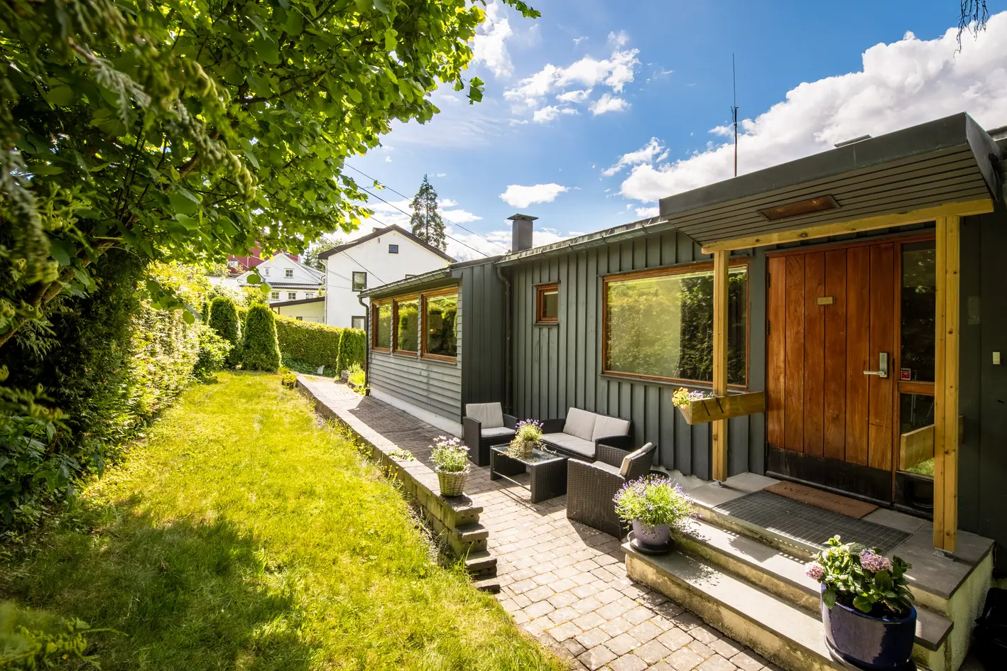 STOR ENEBOLIG MED "ALT" PÅ BAKKEPLAN | MYE PLASS OG MYE LAGRING | 2 GARASJEPLASSER | 2 SEPARATE INNGANGER | LJAN SKOLE