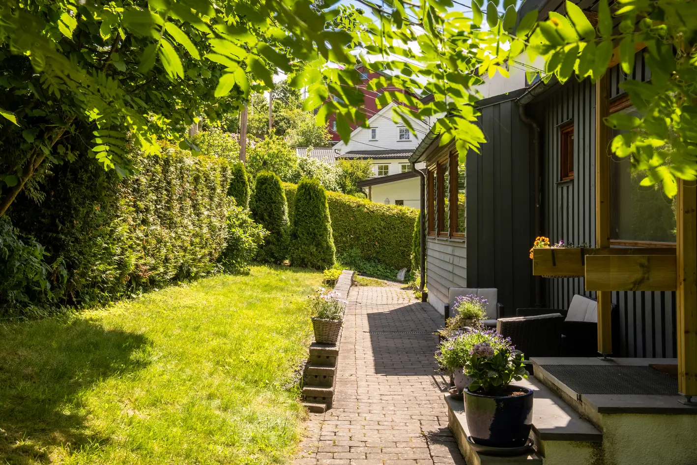 STOR ENEBOLIG MED "ALT" PÅ BAKKEPLAN | MYE PLASS OG MYE LAGRING | 2 GARASJEPLASSER | 2 SEPARATE INNGANGER | LJAN SKOLE photo 4