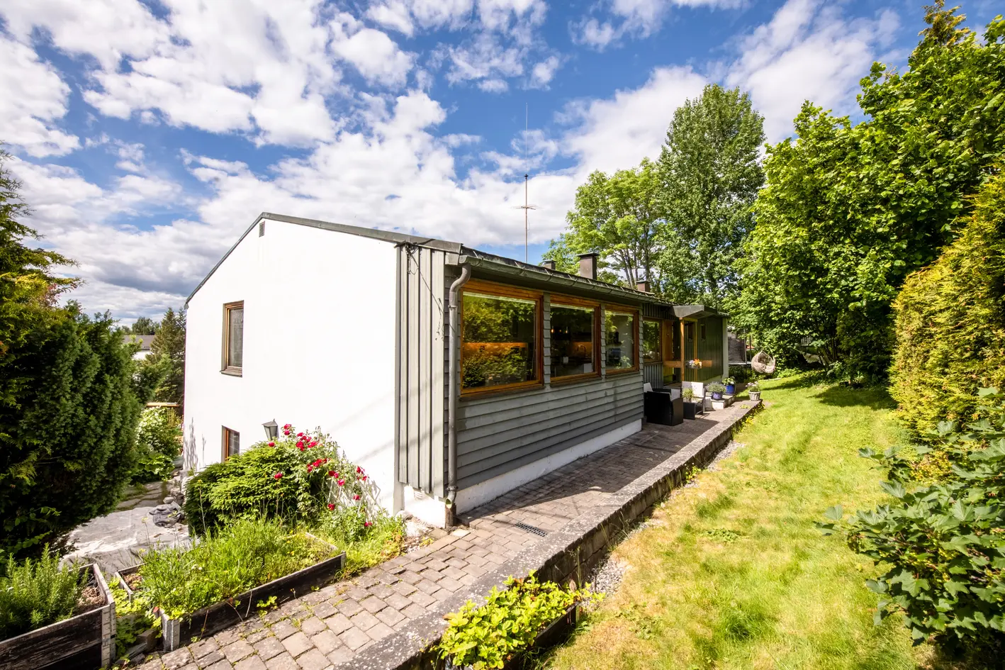 STOR ENEBOLIG MED "ALT" PÅ BAKKEPLAN | MYE PLASS OG MYE LAGRING | 2 GARASJEPLASSER | 2 SEPARATE INNGANGER | LJAN SKOLE photo 3