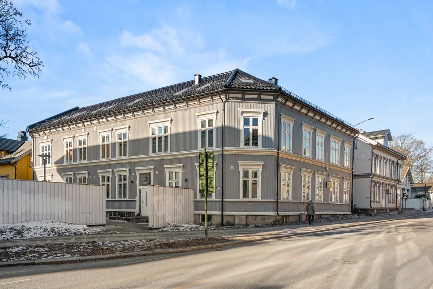 Pen eierleilighet med kort vei til alt i sentrum! Leieinntekter er kr. 12 000,- pr mnd.