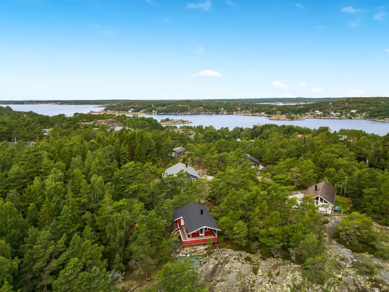 Hvalers vakreste øy? Oppgradert fritidsbolig på Søndre Sandøy med kort vei til strand, svaberg og sjøliv, nedgården
