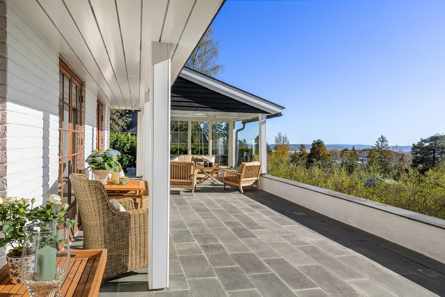 Elegant og stilfull villa tegnet av arkitekt Piene. Solrik tomt på 2,6 mål. Flott utsikt. Dobbel garasje og carport photo 4