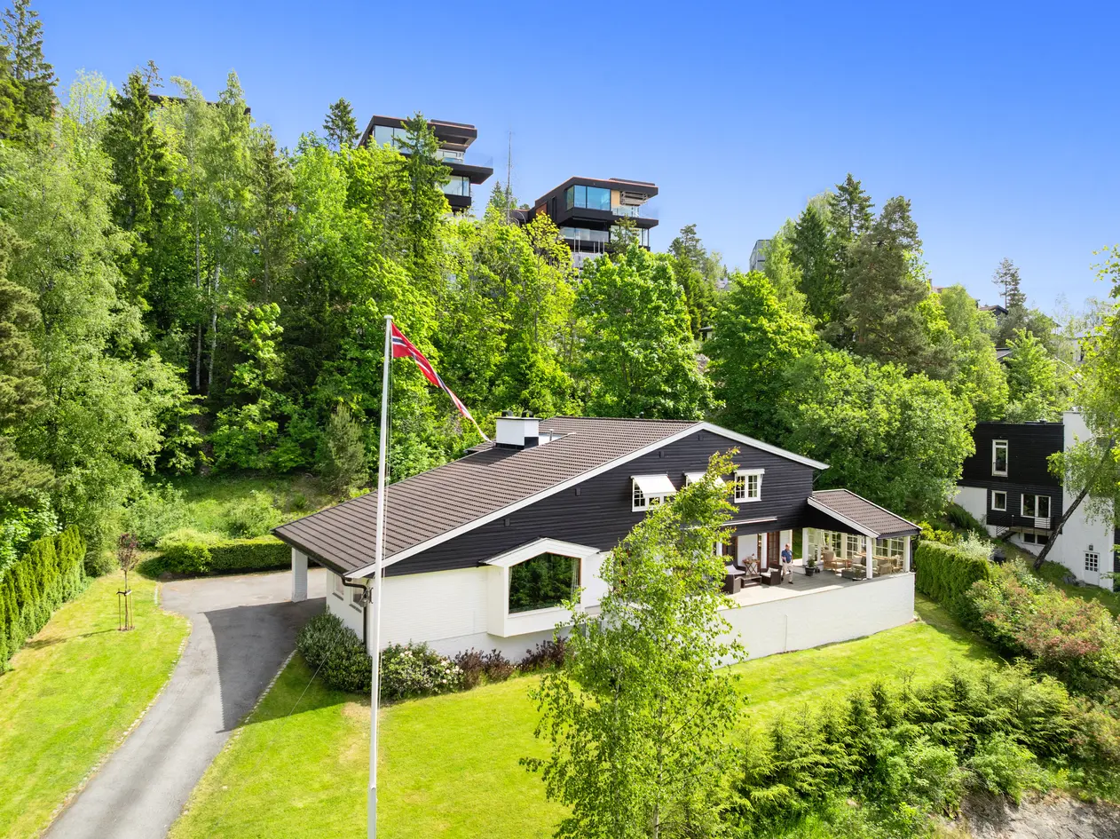 Elegant og stilfull villa tegnet av arkitekt Piene. Solrik tomt på 2,6 mål. Flott utsikt. Dobbel garasje og carport photo 2