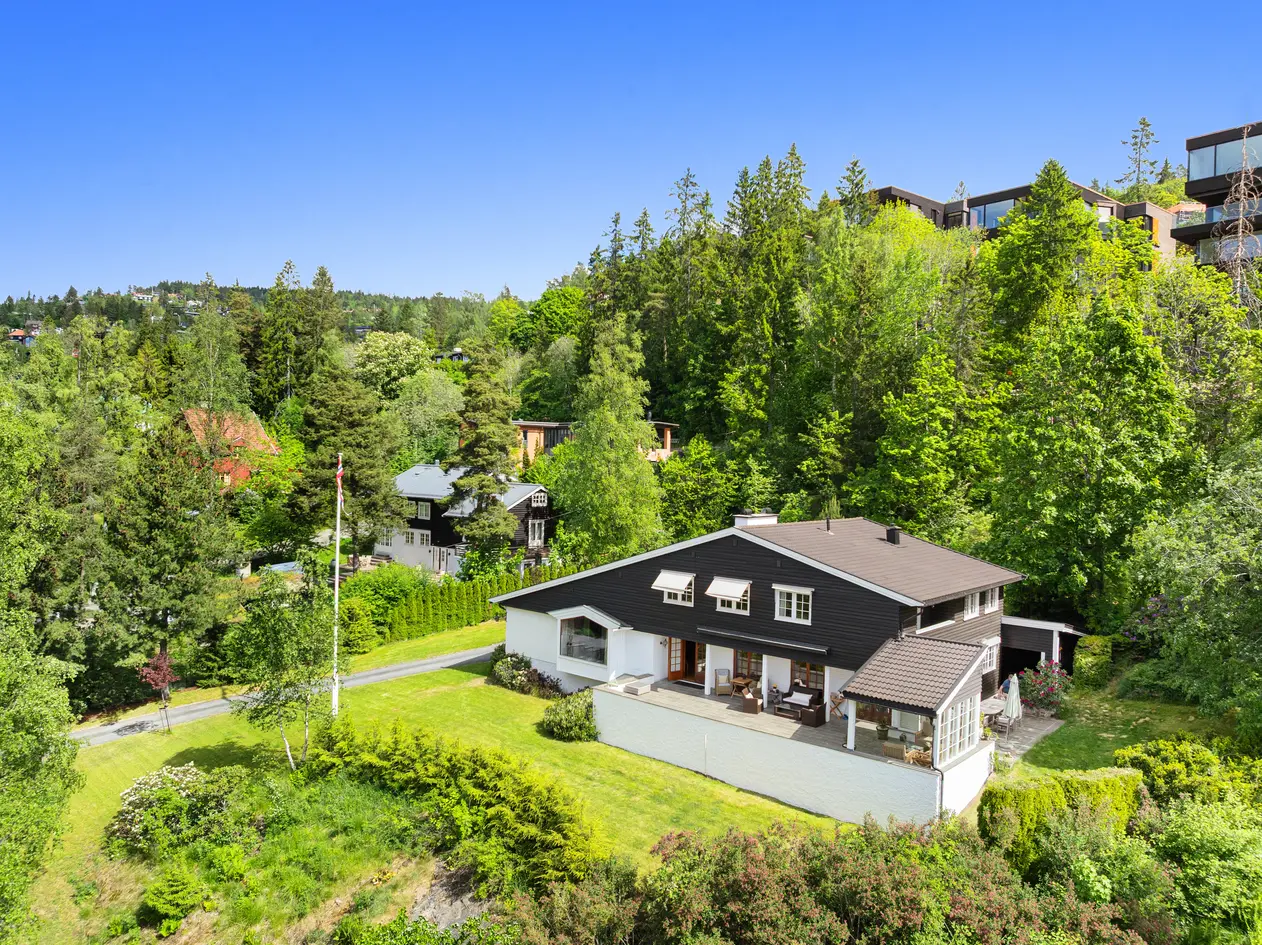 Elegant og stilfull villa tegnet av arkitekt Piene. Solrik tomt på 2,6 mål. Flott utsikt. Dobbel garasje og carport photo 1