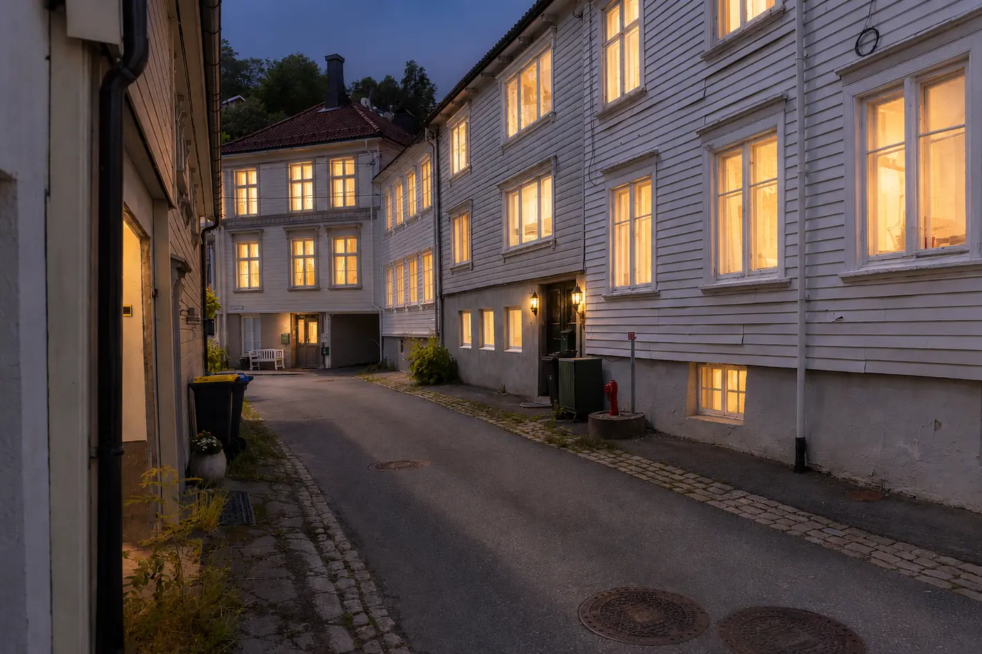 Spennende townhouse over 4 etg. med hyggelig bakgård - Sentrumsnær beliggenhet i rolig sidegate - 3 kjøkken og 3 stuer, arendal
