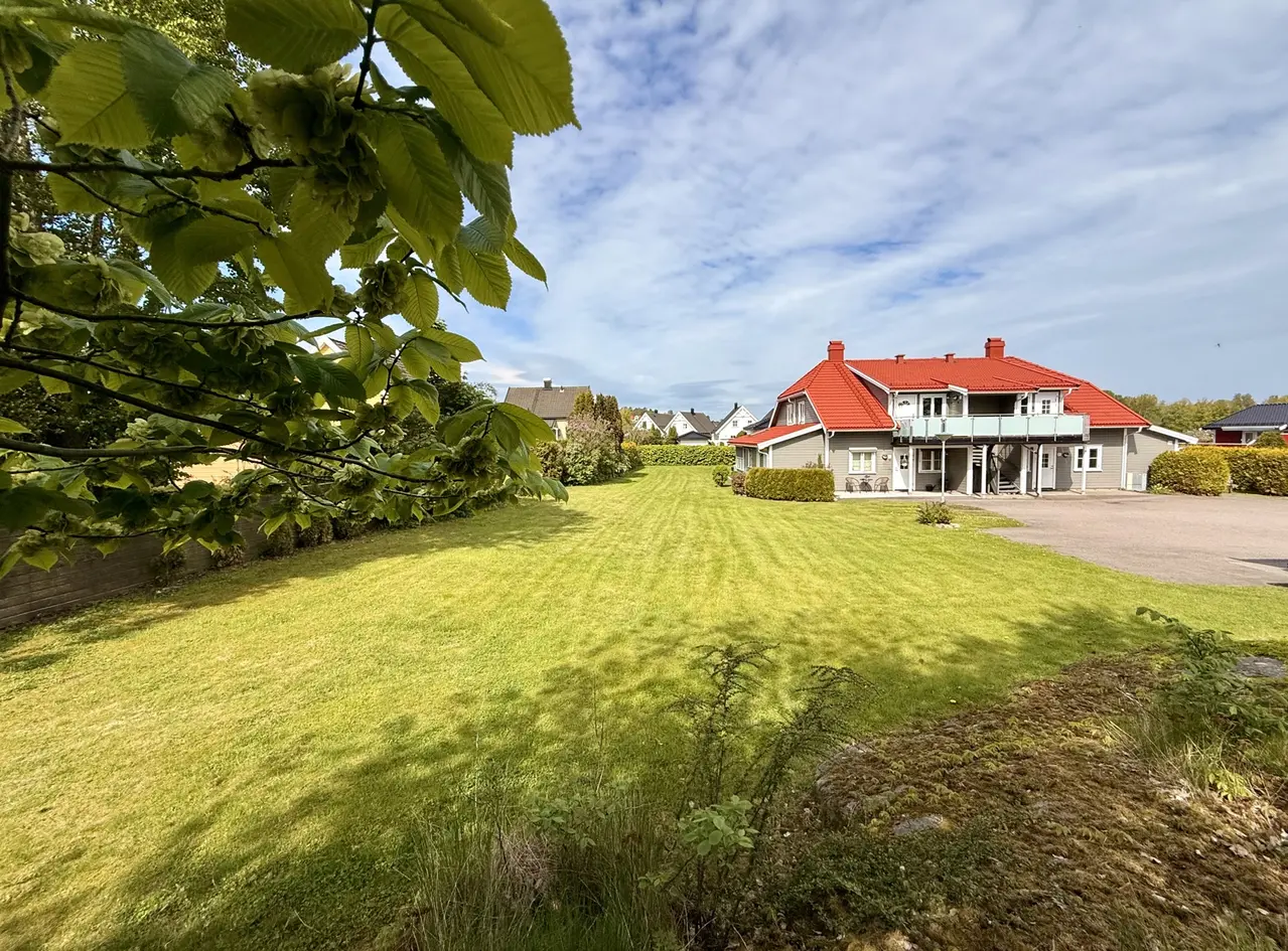 Pen og romslig leilighet med 2 soverom, garasje og vestvendt balkong i populært og rolig boligområde. photo 2