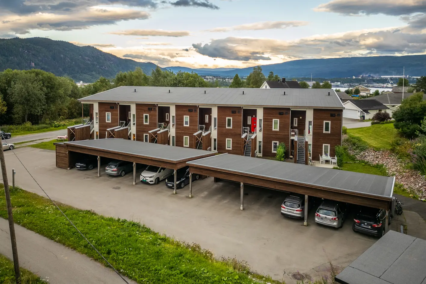 Moderne 4-roms endeleilighet over to plan | Balkong | Loftstue | Carport photo 3