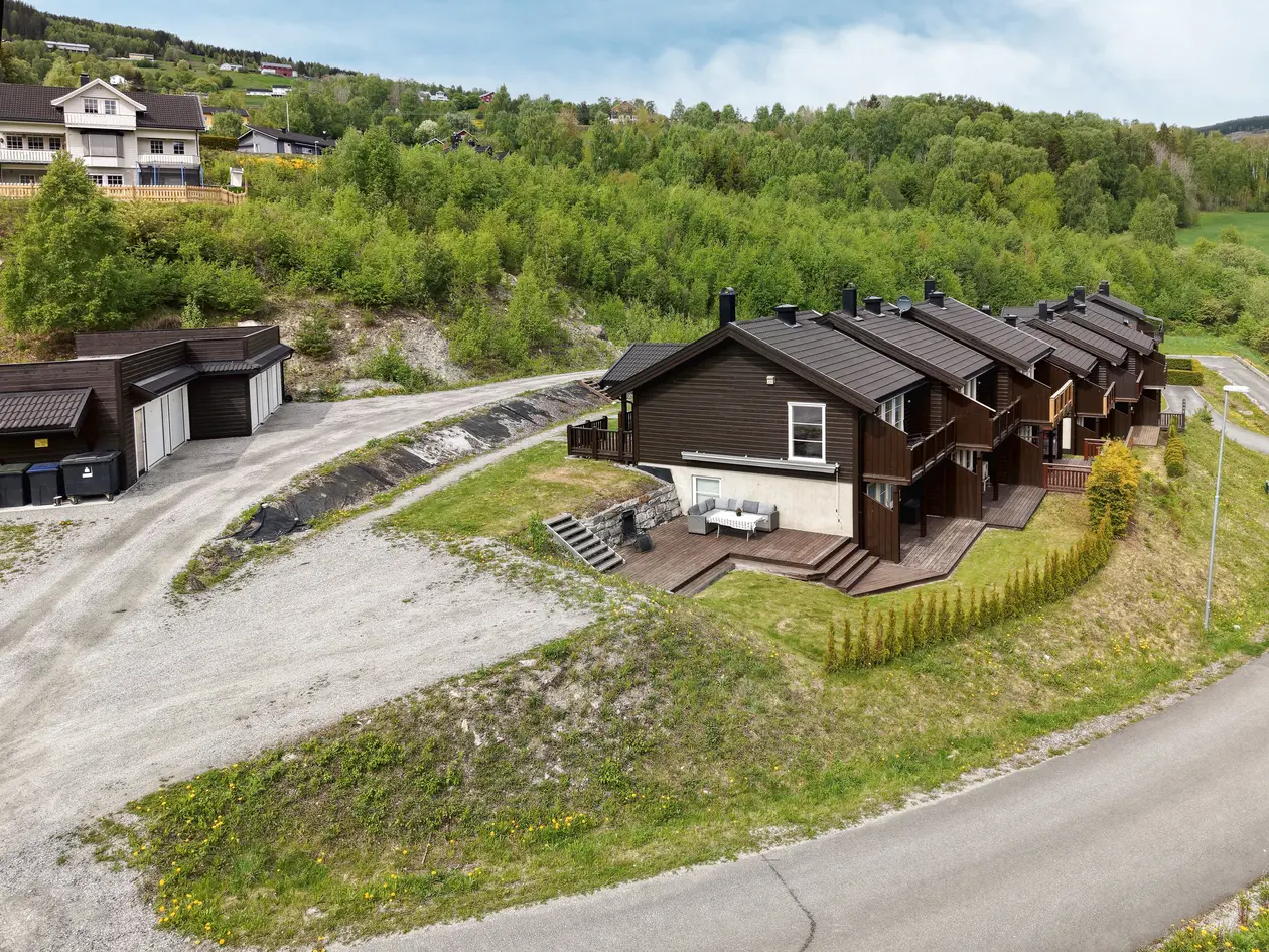 Delikat og lettstelt endeleilighet i rekke med 3 soverom, 4 uteplasser og garasje. Kort vei til sentrum og skoler photo 2