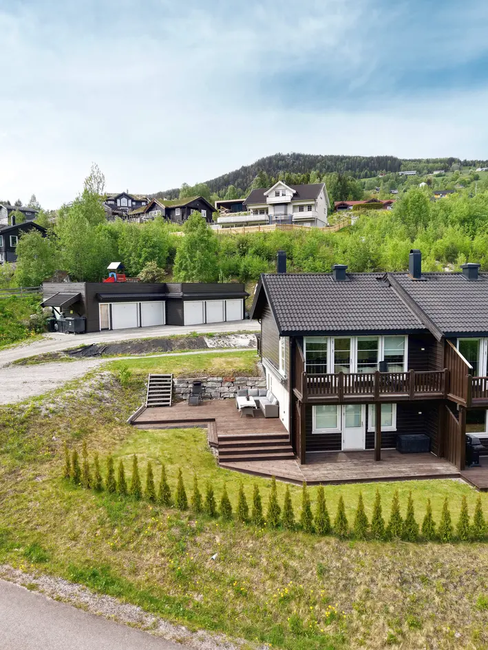 Delikat og lettstelt endeleilighet i rekke med 3 soverom, 4 uteplasser og garasje. Kort vei til sentrum og skoler photo 3