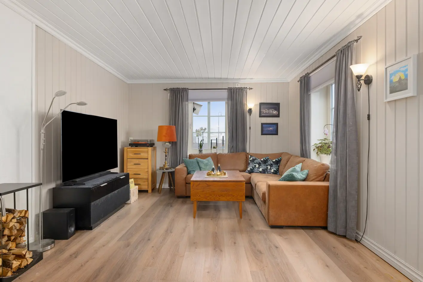 Røssesundet - Unik sjøeiendom med 8 båtplasser, halv brygge og hage til vannkanten! Innholdsrik enebolig med anneks! photo 5