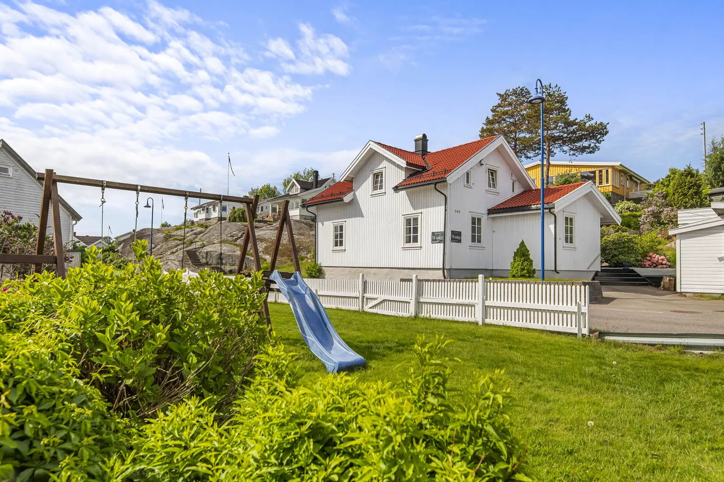 Røssesundet - Unik sjøeiendom med 8 båtplasser, halv brygge og hage til vannkanten! Innholdsrik enebolig med anneks!
