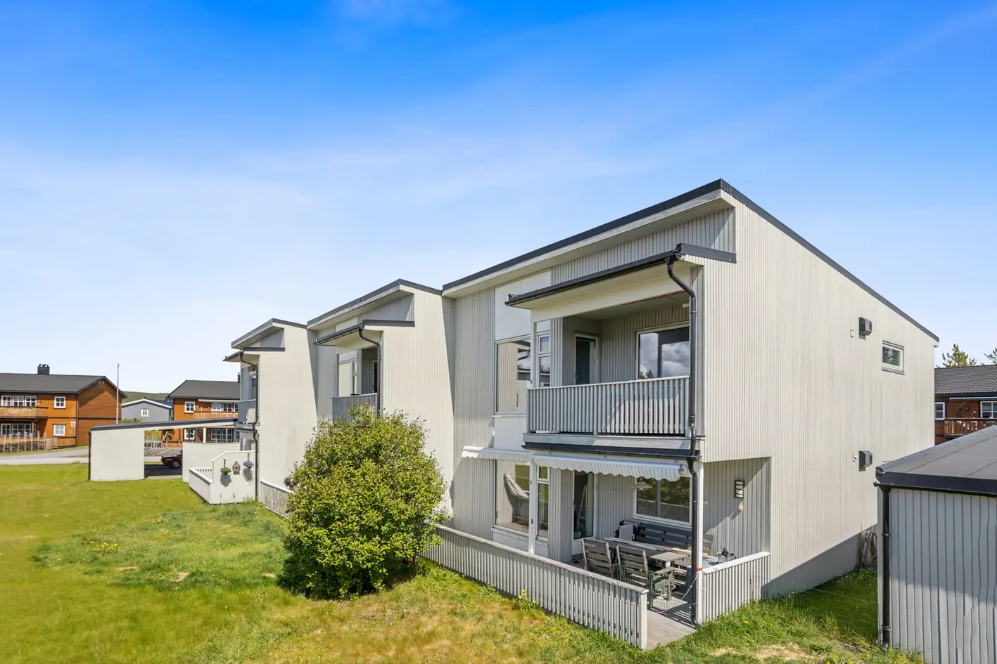 Moderne og fin 3-roms leilighet med carport og bod. Ingen fellesgjeld. Nærhet til Ydalir skole og barnehage.