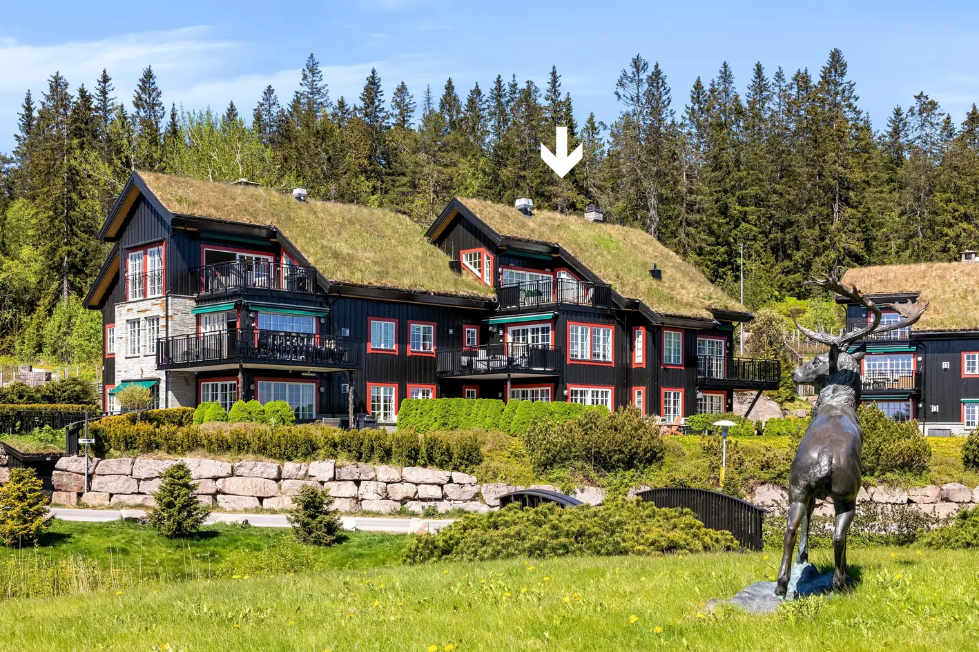 Lekker toppleilighet med utsikt i særklasse | Solrikt og luftig | 2 balkonger/terrasser | Peis | Garasje | Heis