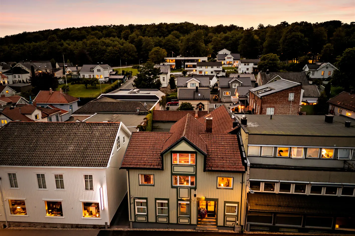 Bygård i sentrum med næringsdel og stor leilighet over to plan. Hagestue, carport og 2 integrerte garasjeplasser. photo 2
