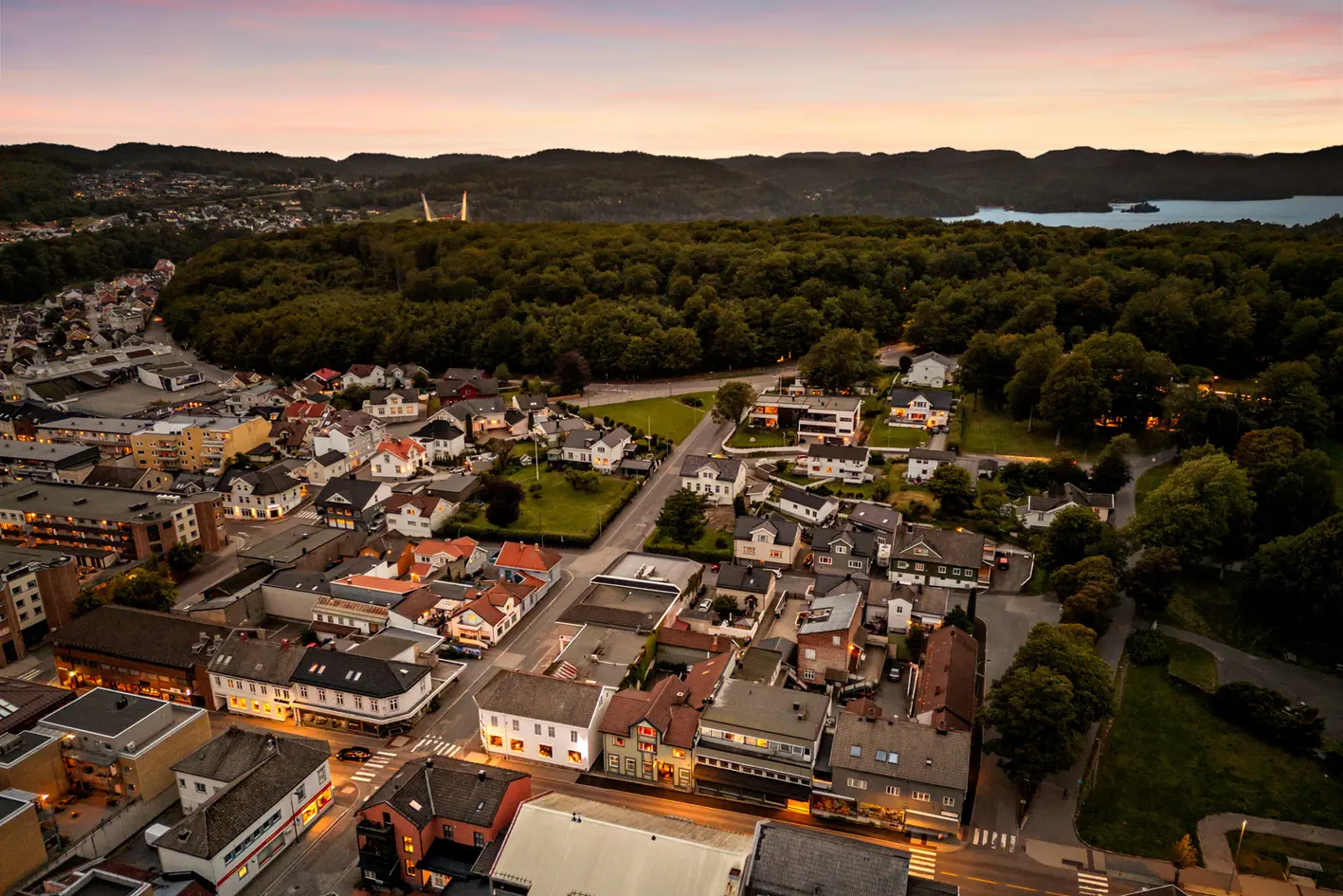 Bygård i sentrum med næringsdel og stor leilighet over to plan. Hagestue, carport og 2 integrerte garasjeplasser. photo 3