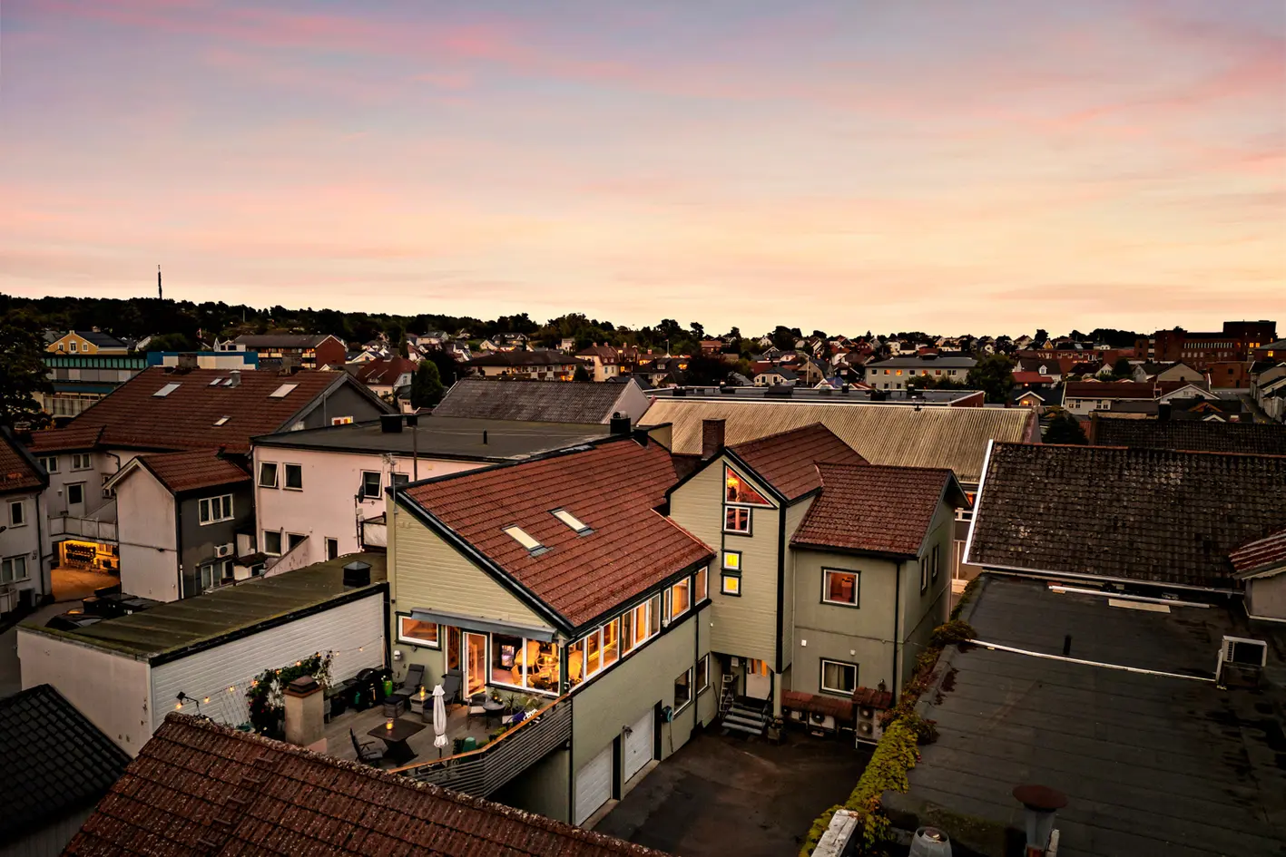 Bygård i sentrum med næringsdel og stor leilighet over to plan. Hagestue, carport og 2 integrerte garasjeplasser.