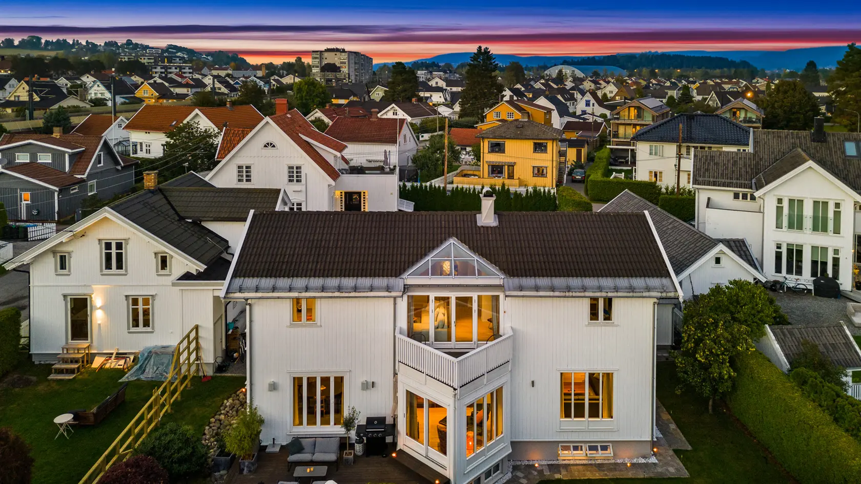 Arkitekttegnet enebolig med særpreg, dobbelgarasje, egen inngang i kjeller og god standard - midt i Lillestrøm sentrum photo 2