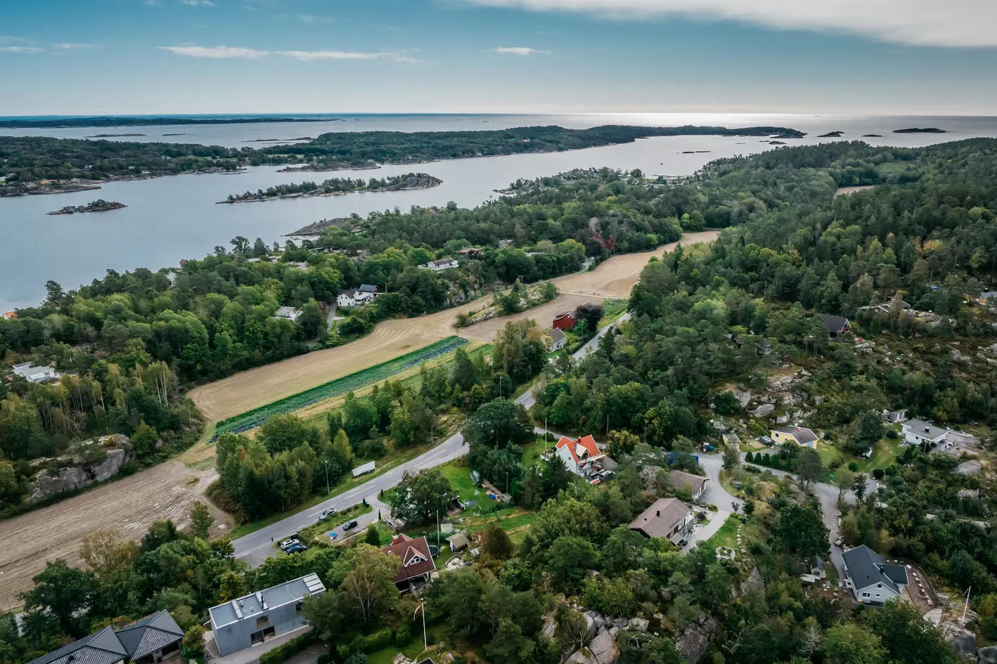 En frittliggende og svær bolig med utleiedel, kraftig oppgradert i 2025, idyllisk hage. Kort til sjø og strender photo 3