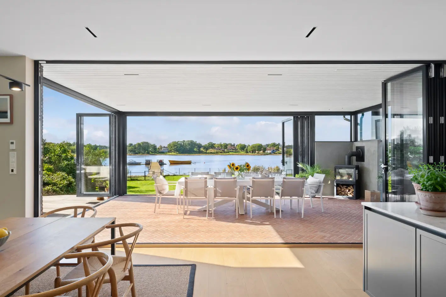 En fantastisk beliggende eiendom ned til sjøen - vestvendt med kveldssol og sjøutsikt - 2 båtplasser på felles brygge photo 2