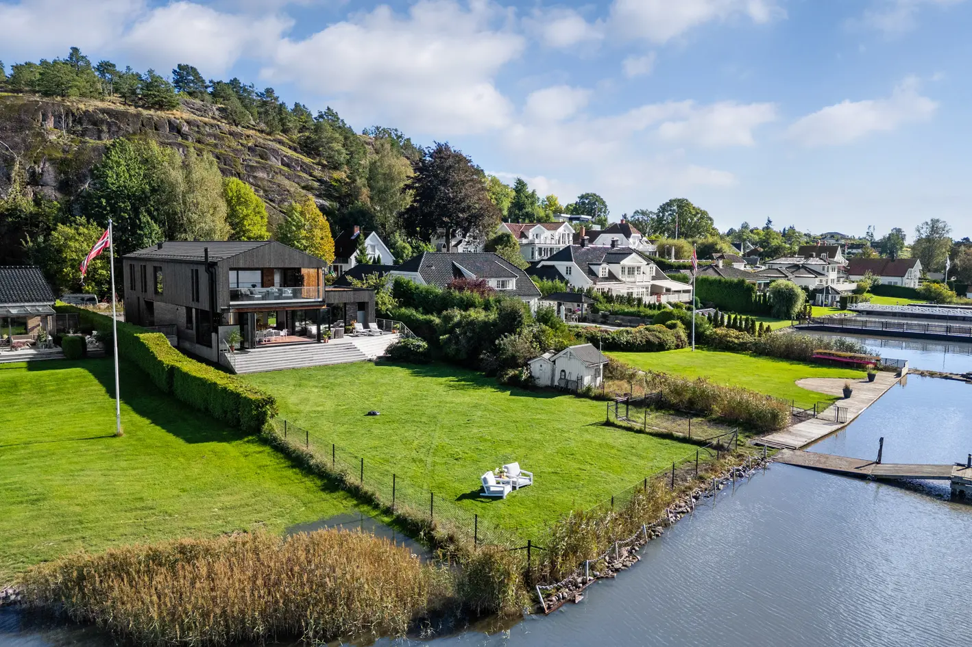 En fantastisk beliggende eiendom ned til sjøen - vestvendt med kveldssol og sjøutsikt - 2 båtplasser på felles brygge photo 3