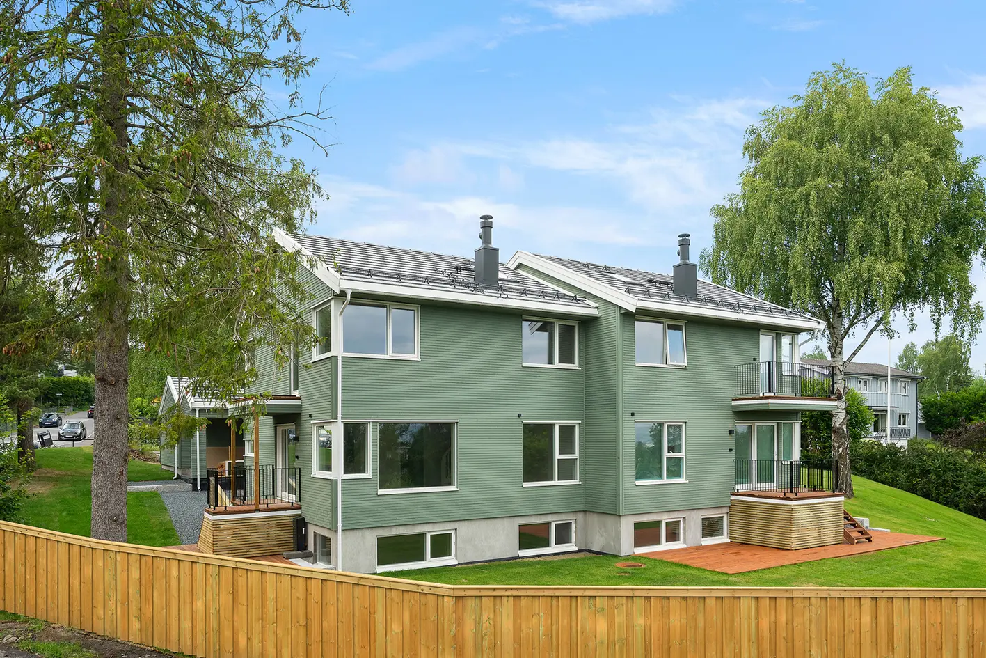 Fjordutsikt | 1 solgt | 3 bad | 2 stuer | 4 soverom | Mul. for hybel | Carport | Stor flott privat hage