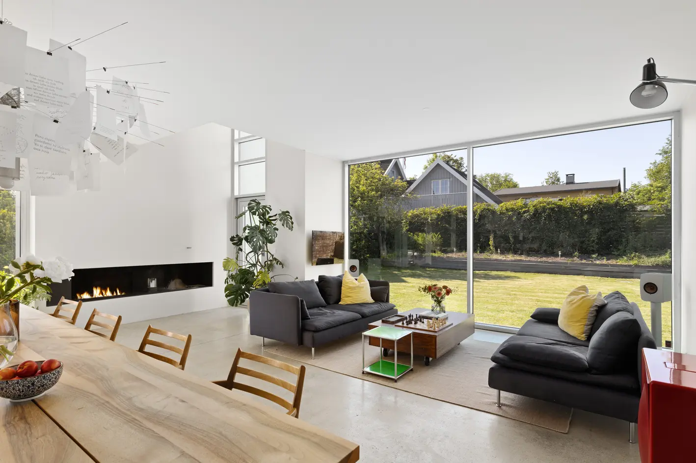 Arkitekttegnet designvilla (DARK) med skjermet hage. Solrike uteplasser og takterrasse på 105 kvm. Nært sjøen og skoler