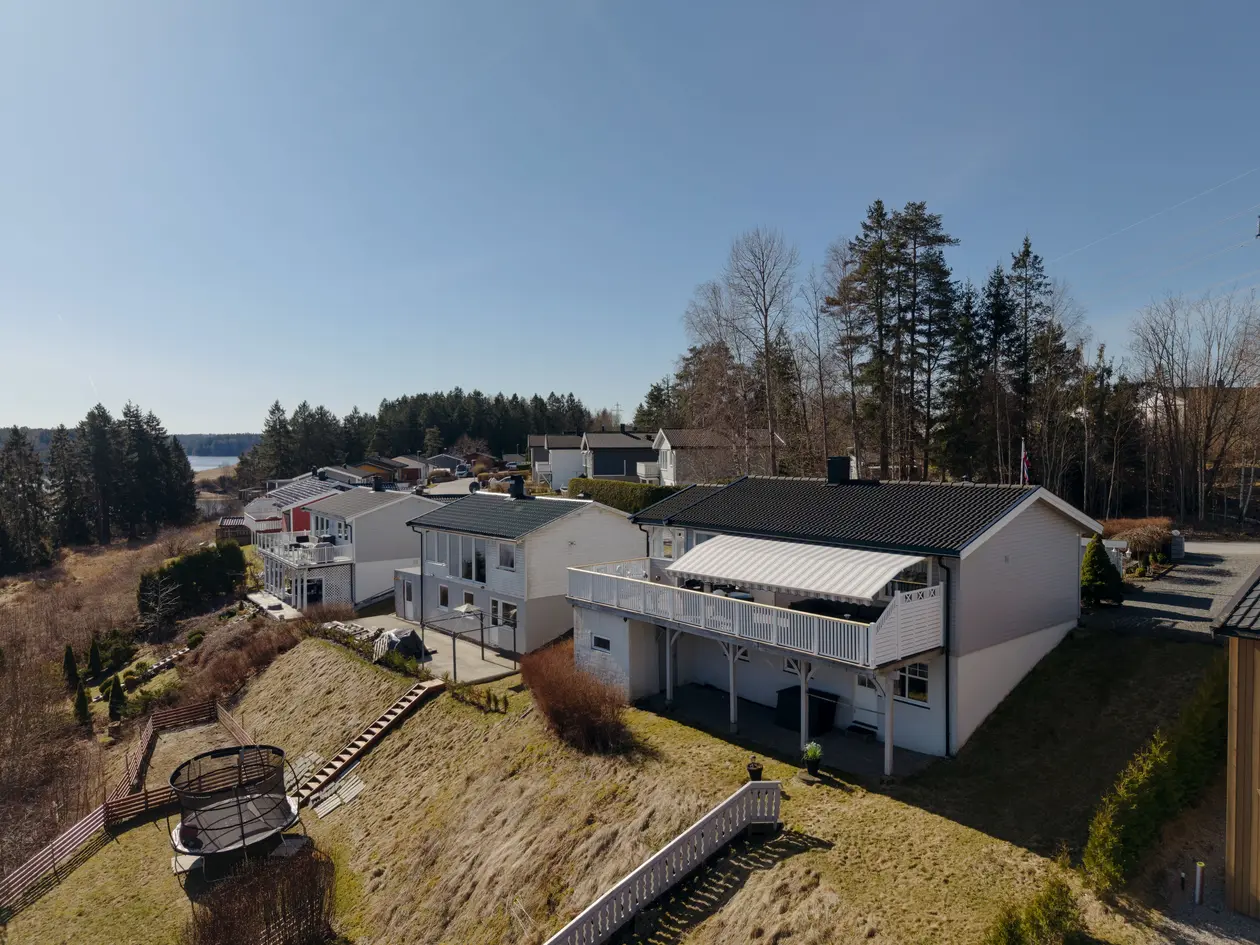 Sjeldent fin beliggenhet | Mulighet for 3 soverom | Flotte utesoner | Vinterhage & utestue| Eiet tomt - View 3