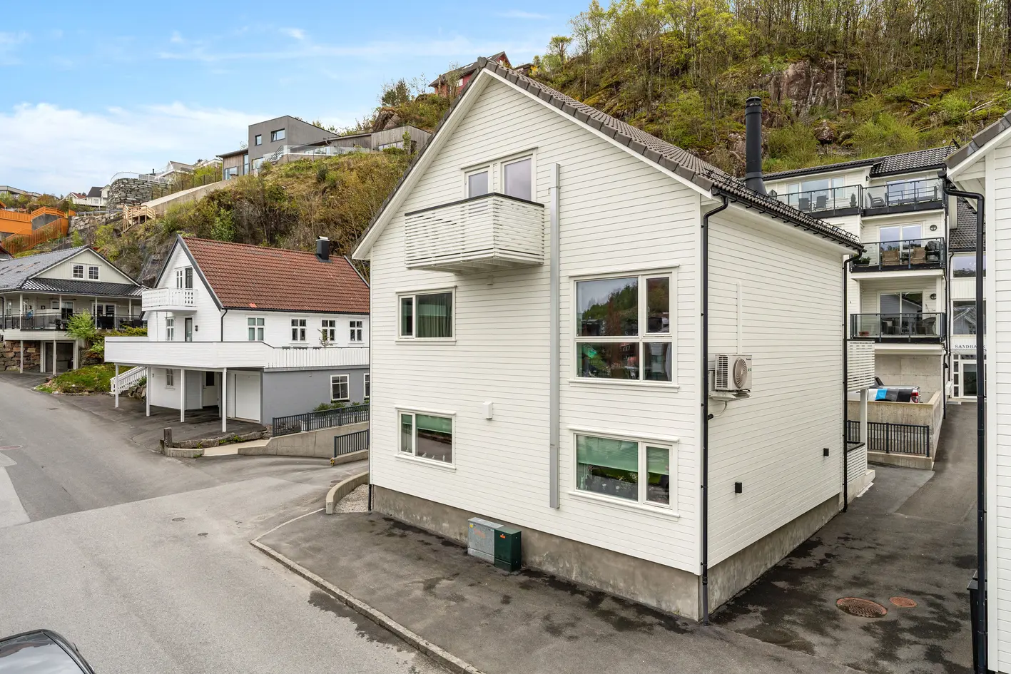 Stor leilighet  i øverste del i horisontalt delt bolig med bla. tre soverom og parkering i garasjeanlegg photo 4