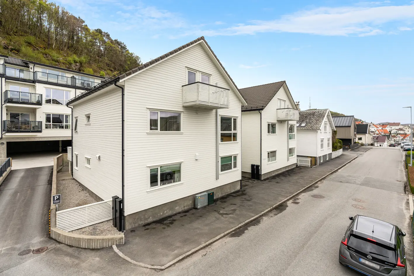Stor leilighet  i øverste del i horisontalt delt bolig med bla. tre soverom og parkering i garasjeanlegg photo 2