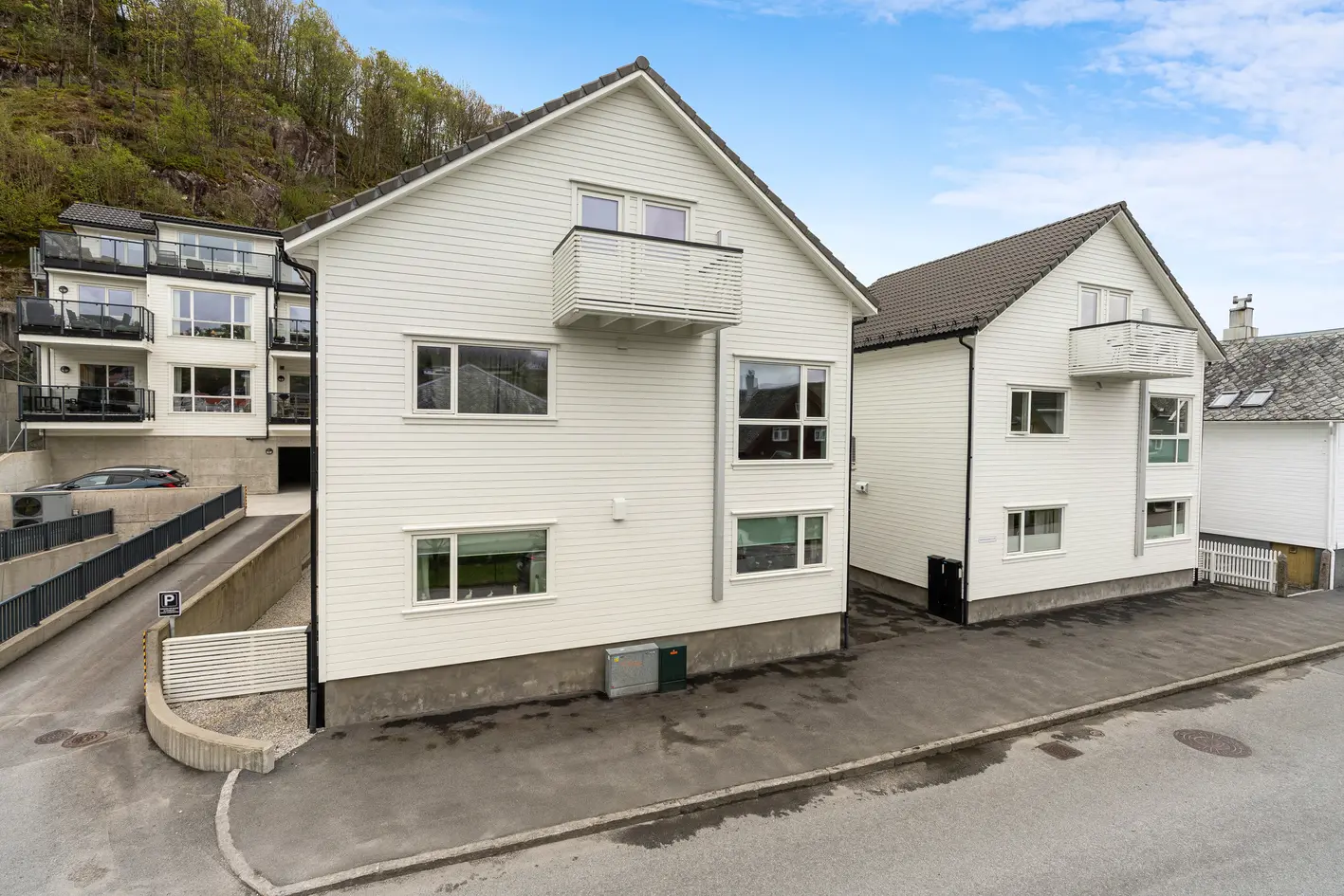 Stor leilighet  i øverste del i horisontalt delt bolig med bla. tre soverom og parkering i garasjeanlegg photo 3