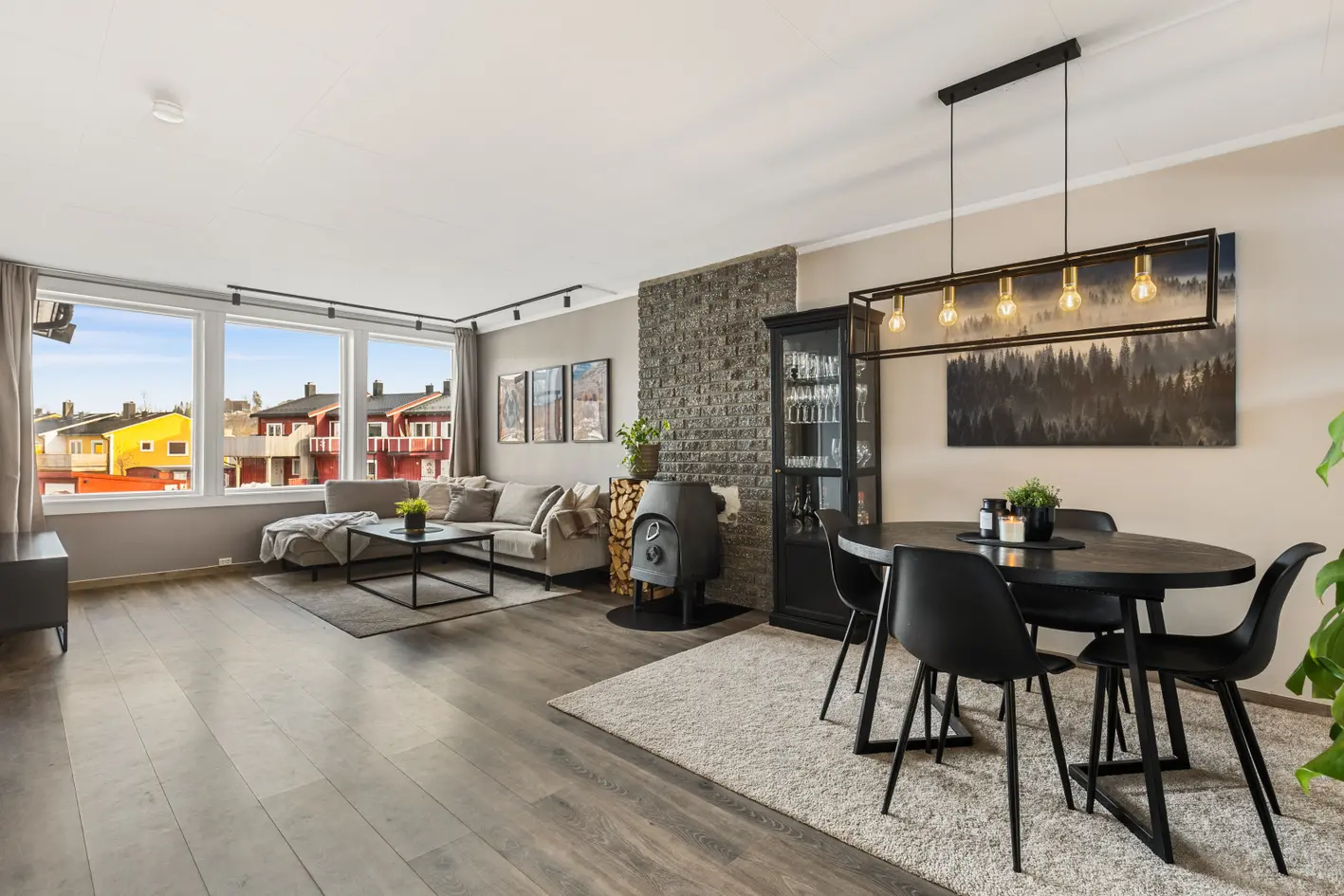 Lyst og innbydende rekkehus med moderne standard og praktisk planløsning | Solrike uteplasser og hage | Barnevennlig photo 3