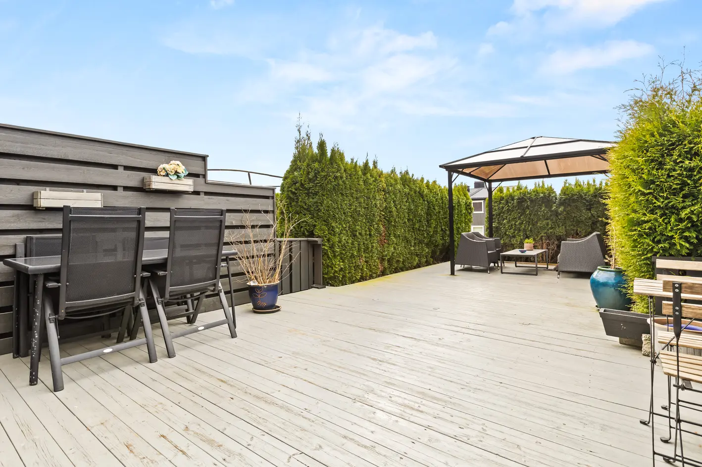 Familievennlig rekkehus over 3 plan | Stor og solrik terrasseplatting | Garasjeplass | Kort vei til buss og skole photo 2