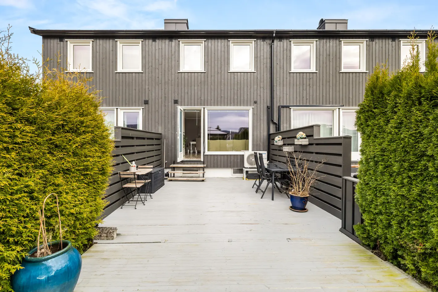 Familievennlig rekkehus over 3 plan | Stor og solrik terrasseplatting | Garasjeplass | Kort vei til buss og skole photo 3