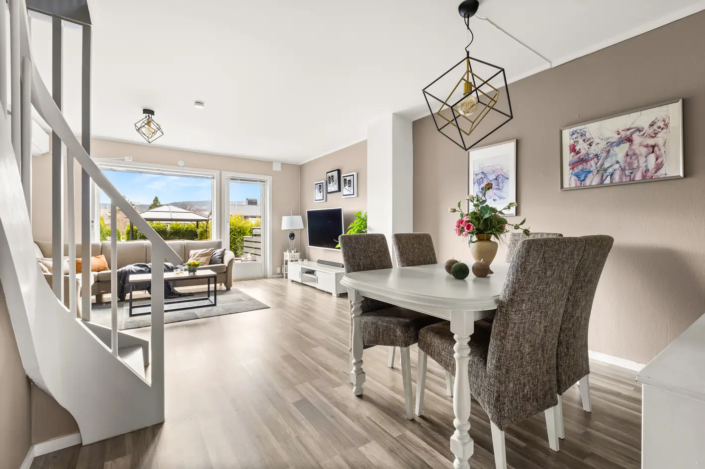 Familievennlig rekkehus over 3 plan | Stor og solrik terrasseplatting | Garasjeplass | Kort vei til buss og skole photo 5