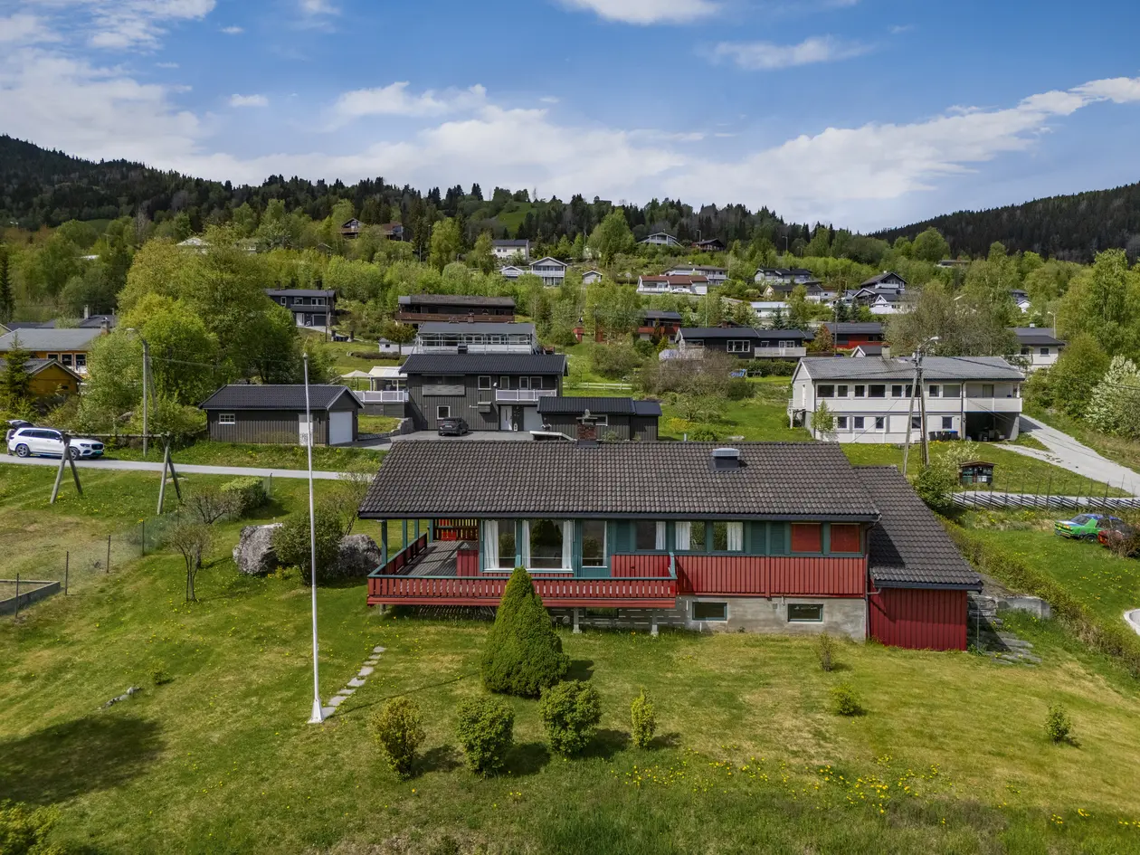 Romslig enebolig med stort potensial – pent opparbeidet tomt og attraktiv beliggenhet nær Ål sentrum | Garasje - Bilde 2