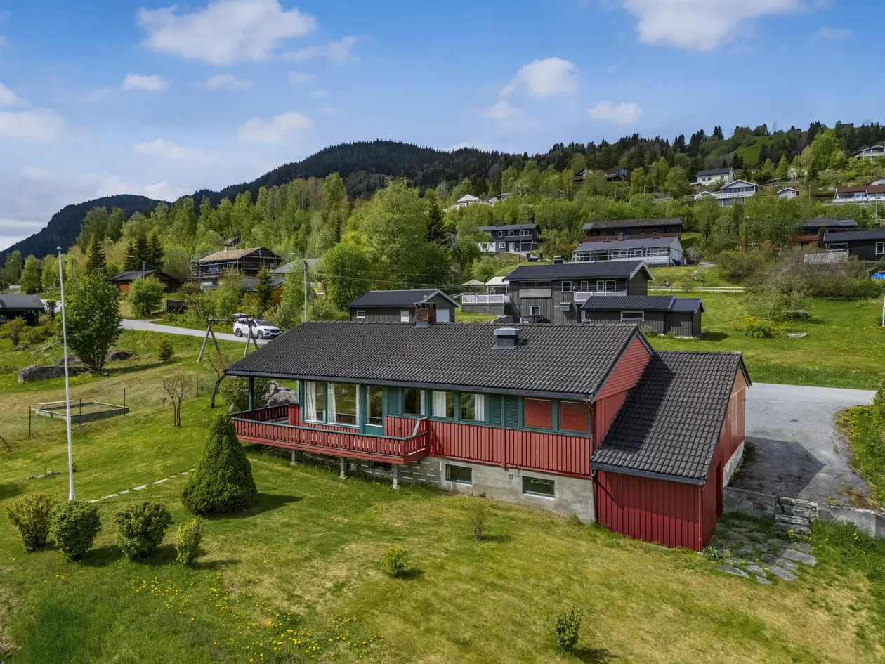 Romslig enebolig med stort potensial – pent opparbeidet tomt og attraktiv beliggenhet nær Ål sentrum | Garasje