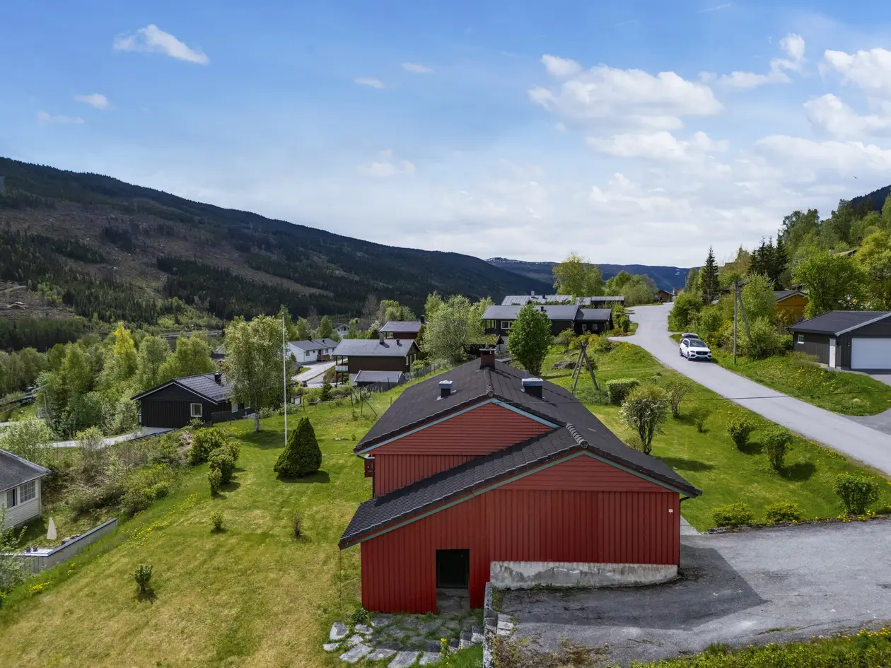 Romslig enebolig med stort potensial – pent opparbeidet tomt og attraktiv beliggenhet nær Ål sentrum | Garasje - Bilde 5