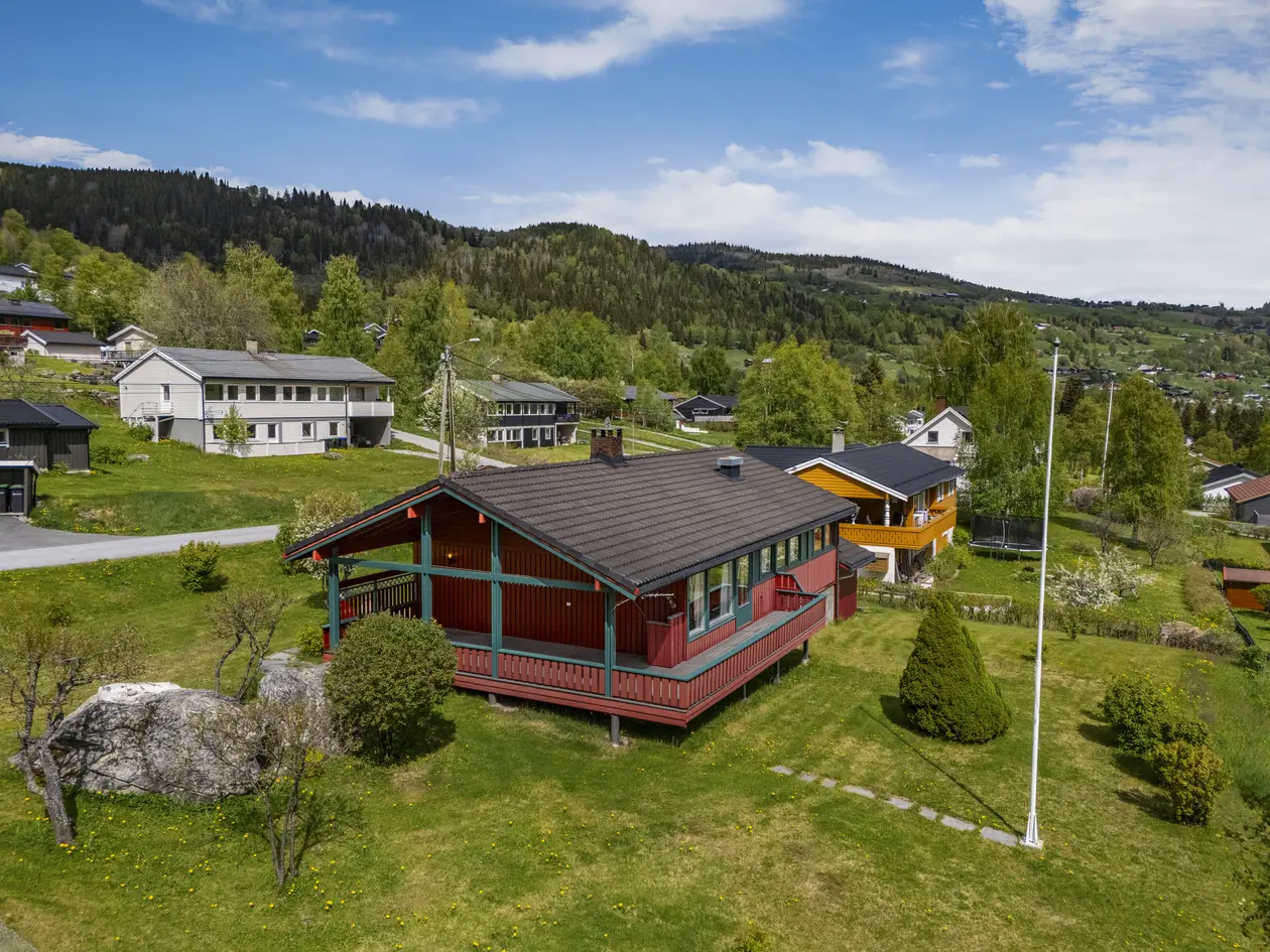 Romslig enebolig med stort potensial – pent opparbeidet tomt og attraktiv beliggenhet nær Ål sentrum | Garasje - Bilde 3