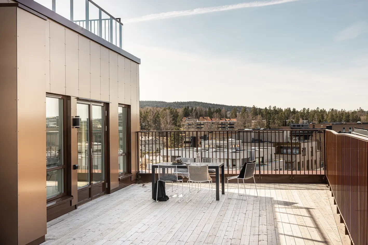 Attraktiv 4-roms penthouse fra 2021 m/privat takterrasse på 69 m²! 2 bad - Heis - Vannbåren varme - Sentral beliggenhet! photo 2