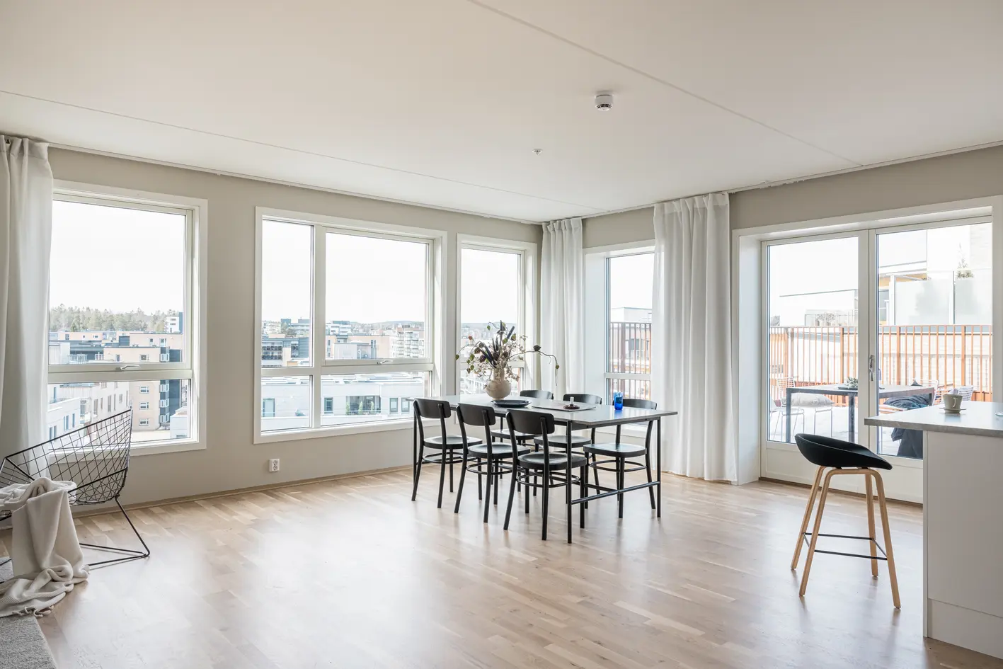 Attraktiv 4-roms penthouse fra 2021 m/privat takterrasse på 69 m²! 2 bad - Heis - Vannbåren varme - Sentral beliggenhet!