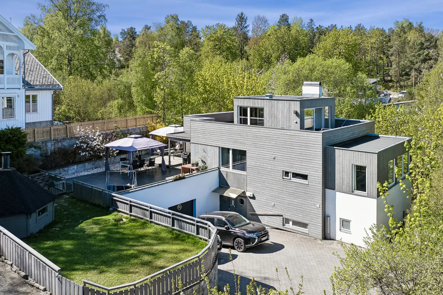 Sjelden mulighet! Modernistisk enebolig med fjordutsikt, utleiedel, dobbelgarasje, takterrasse og bruksrett til badehus. photo 5