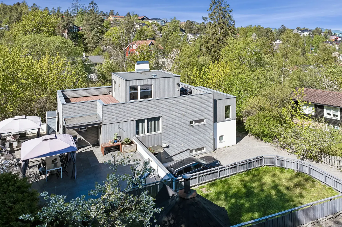 Sjelden mulighet! Modernistisk enebolig med fjordutsikt, utleiedel, dobbelgarasje, takterrasse og bruksrett til badehus. photo 3